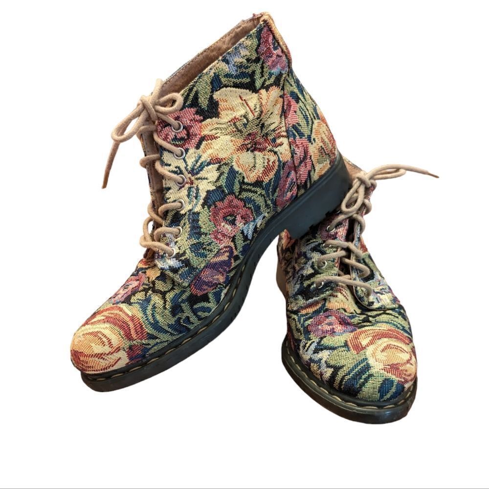 Floral tapestry boots 